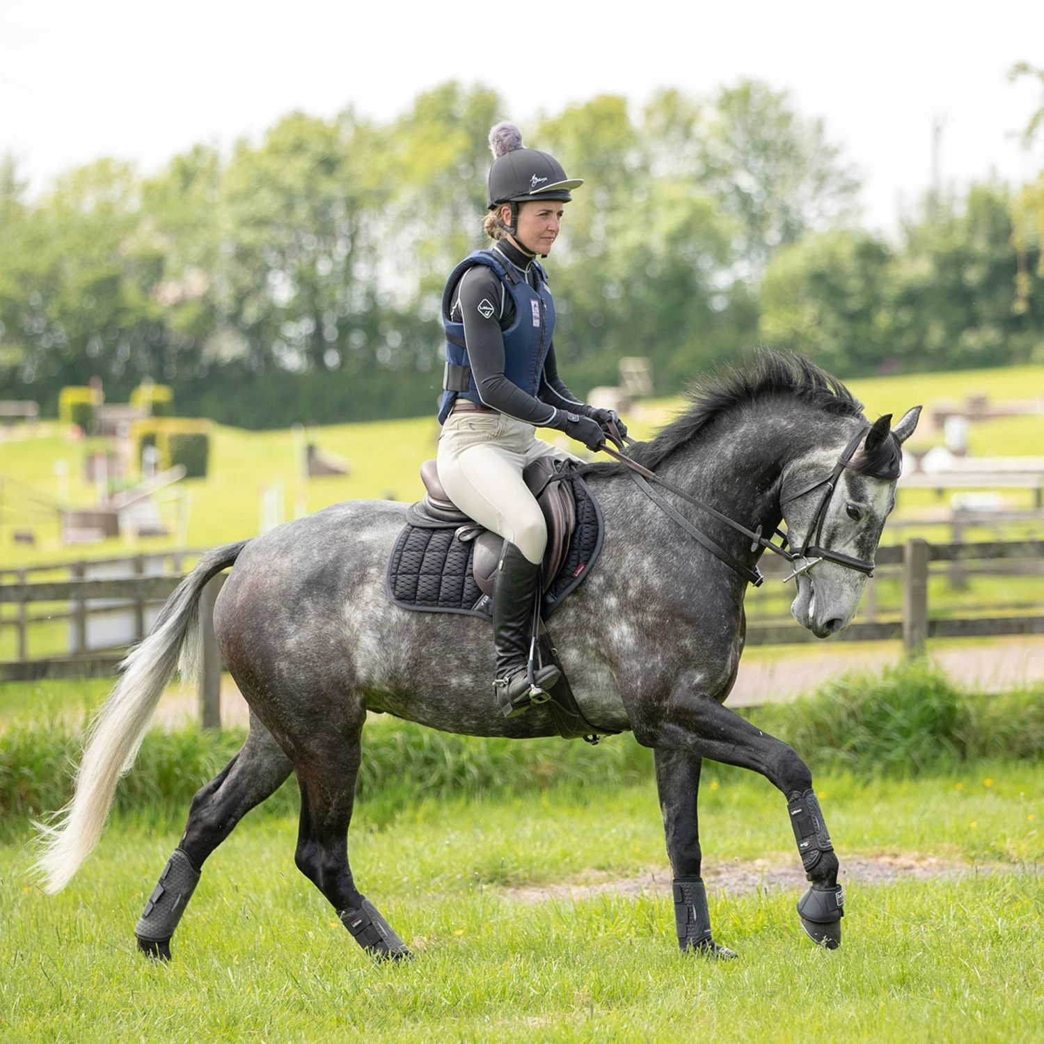 LeMieux Carbon Mesh Air Close Contact Square Black 4 LeMieux Carbon Mesh Air Close Contact Square Black - Image 2