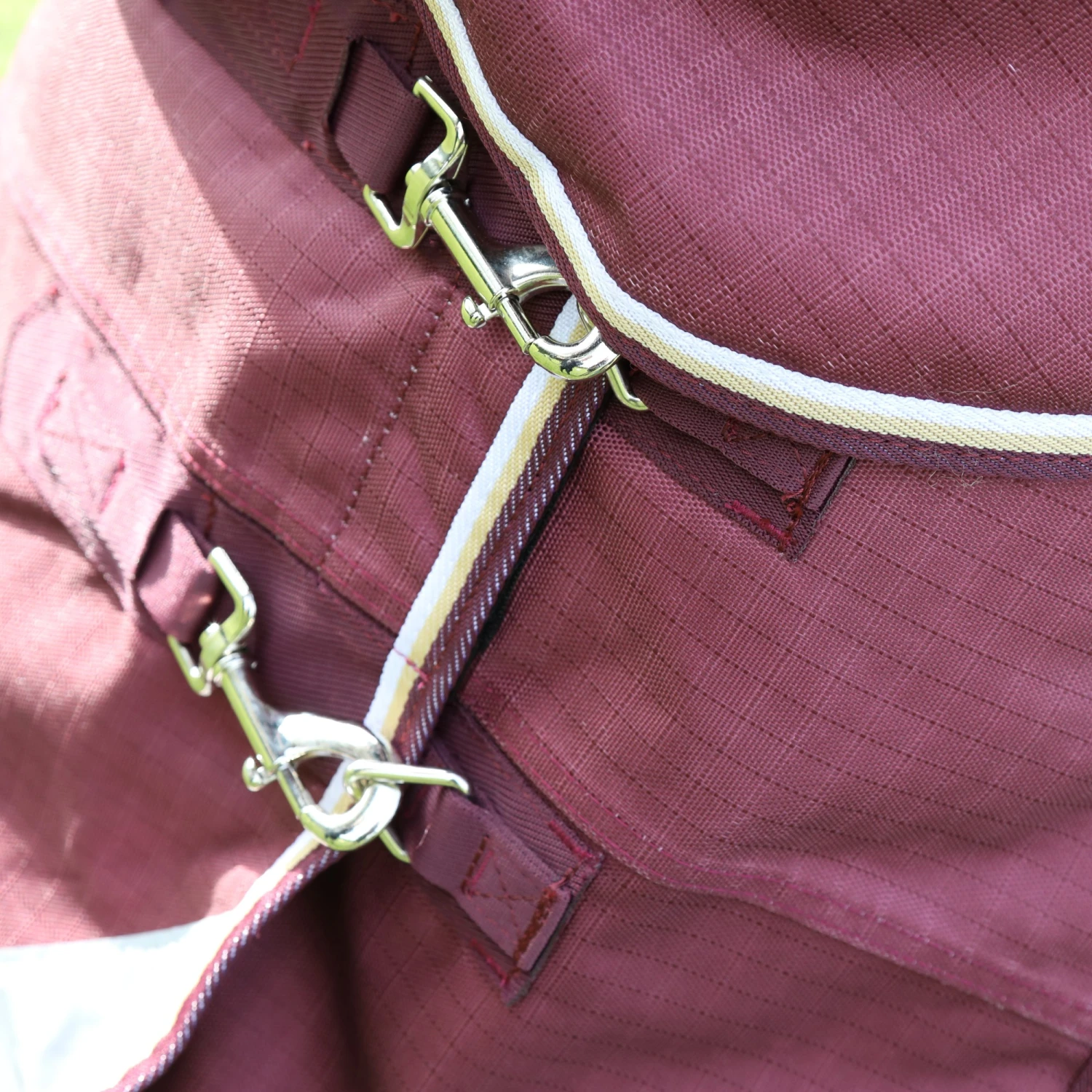 Shires Highlander Plus 100 Turnout Rug Maroon 6 Shires Highlander Plus 100 Turnout Rug Maroon - Image 4