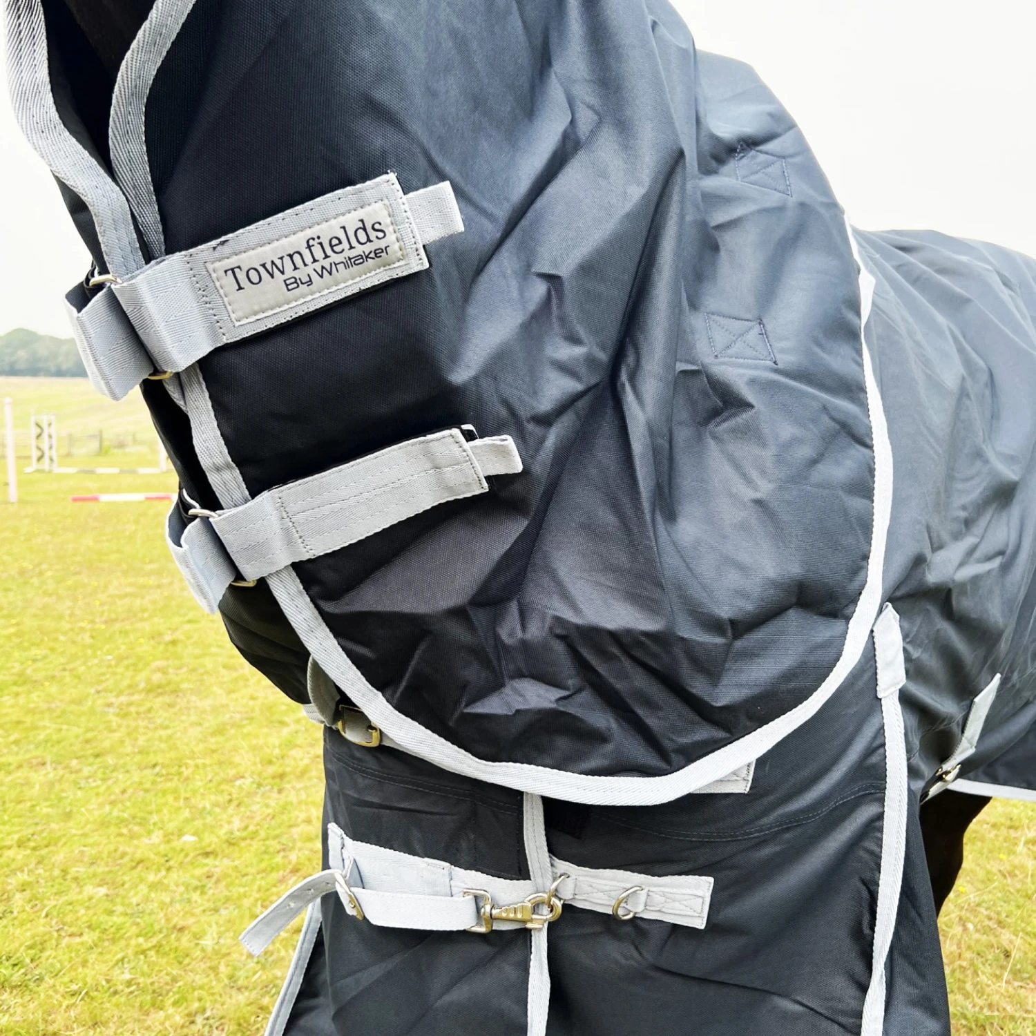 Townfields 100g Detach A Neck Medium Turnout Rug 4 Townfields 100g Detach A Neck Medium Turnout Rug - Image 2